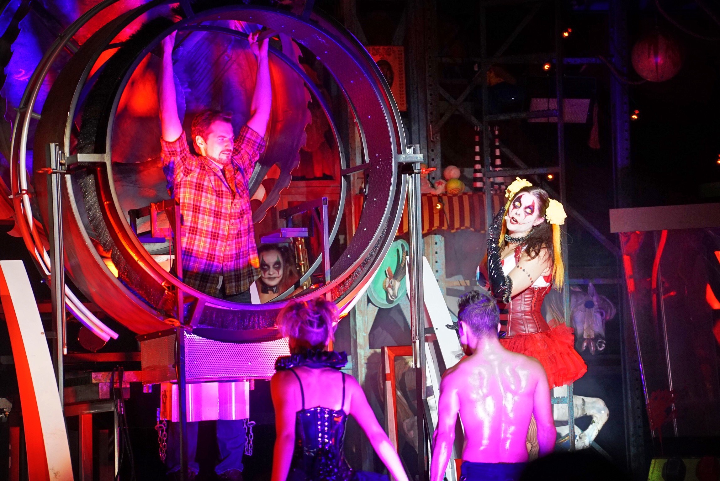 HHN 2015 performer inside spinning wheel