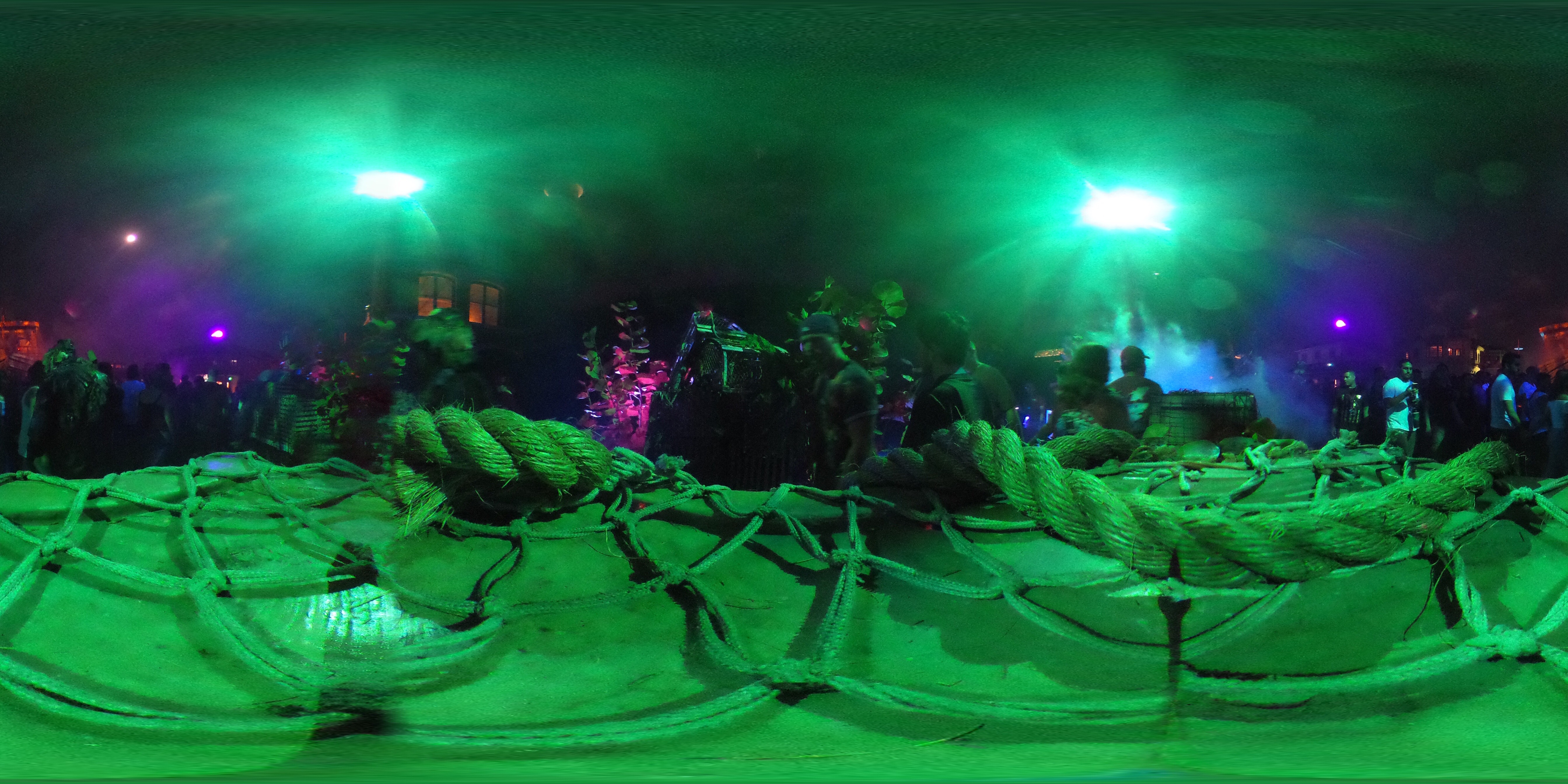 HHN 2016 scare zone with green atmospheric lighting