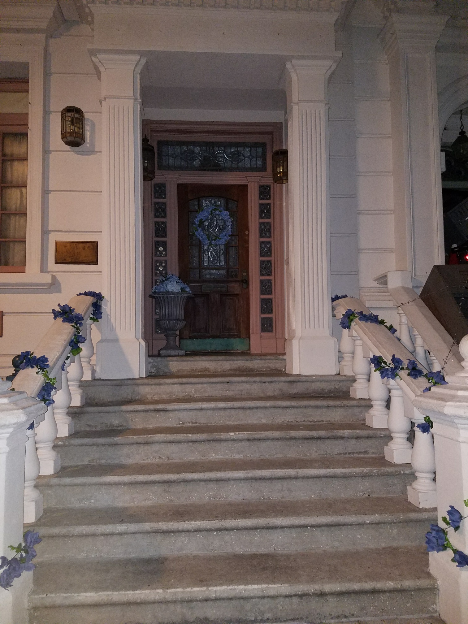 HHN 2017 Victorian house entrance with blue florals