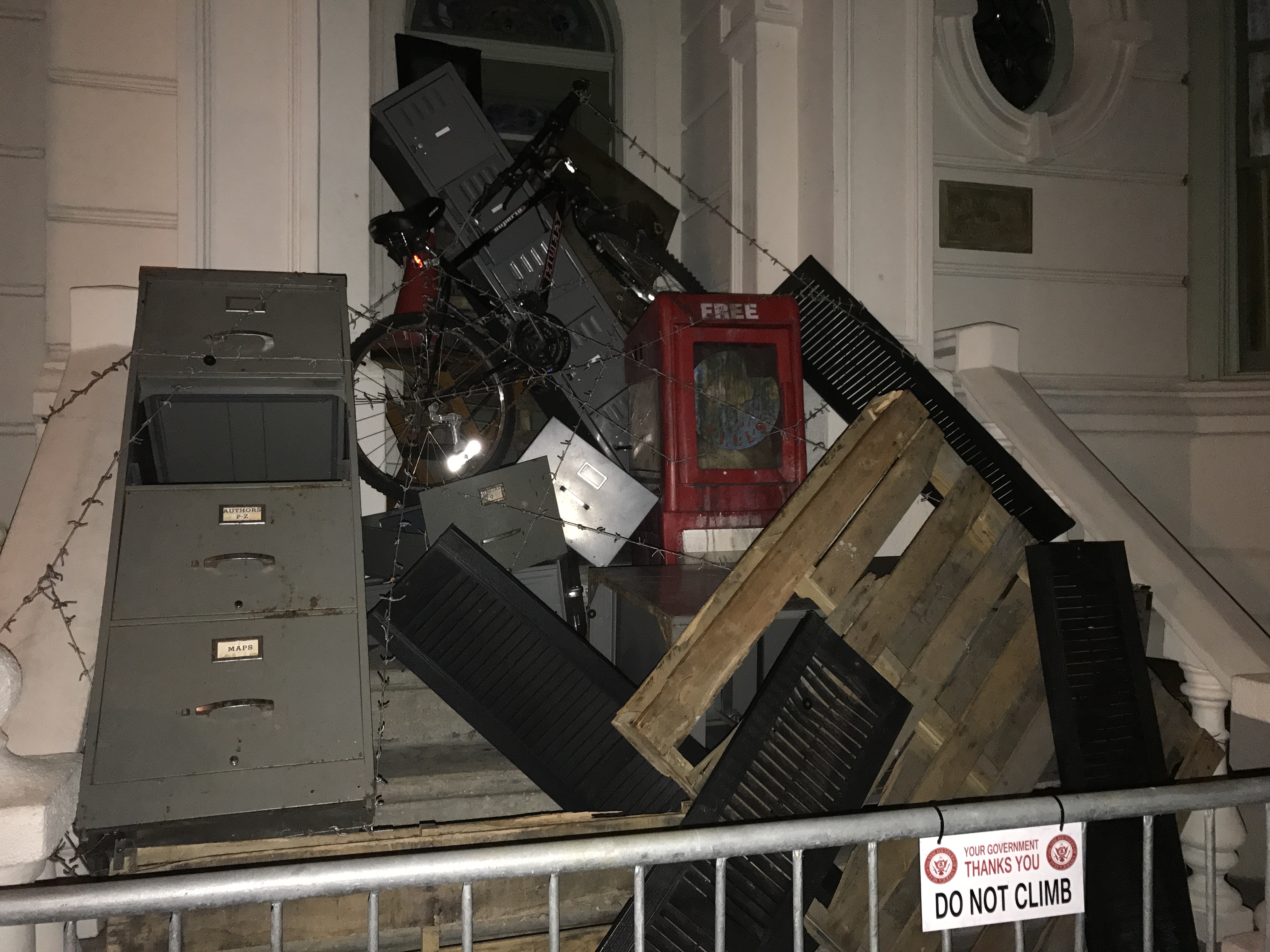 HHN 2017 government building scare zone debris